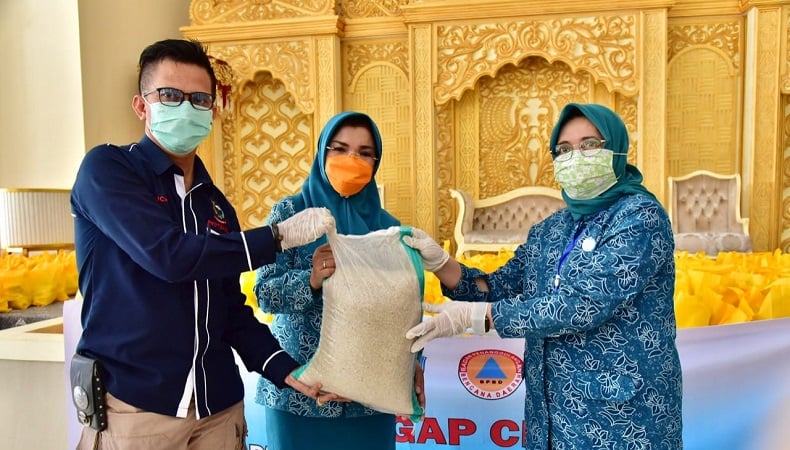 Pemprov Sulsel Bagikan Sembako kepada Warga Makassar yang Terdampak Virus Corona