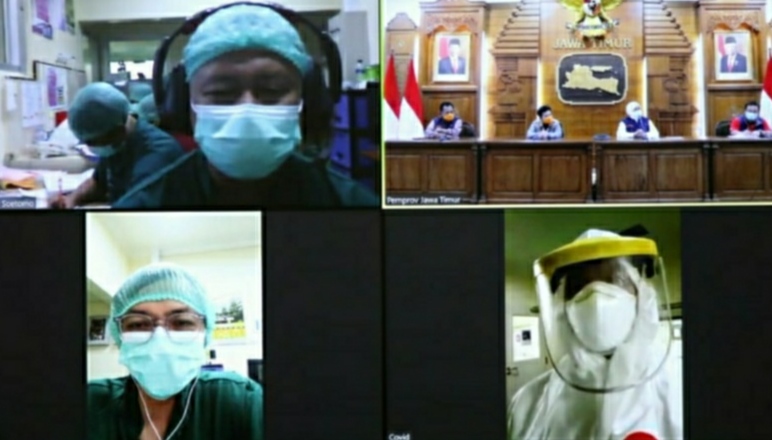 Khofifah Semangati Tenaga Medis Virus Corona Melalui Video Conference