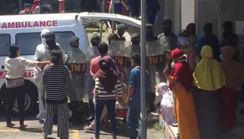 Puluhan Warga Mengamuk dan Menolak Jasad Keluarganya Dibawa ke Pemakaman Covid-19 di Gowa