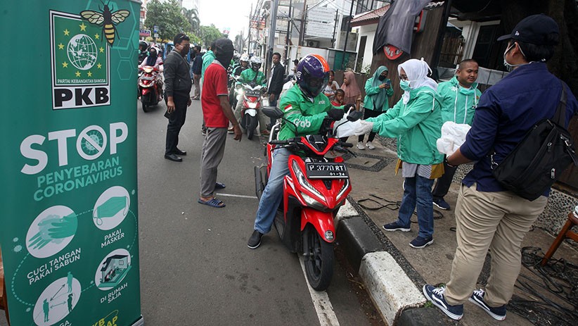 PKB Bagikan Makanan dan Hand Sanitizer kepada Pengemudi Ojek Online - Bagian 2