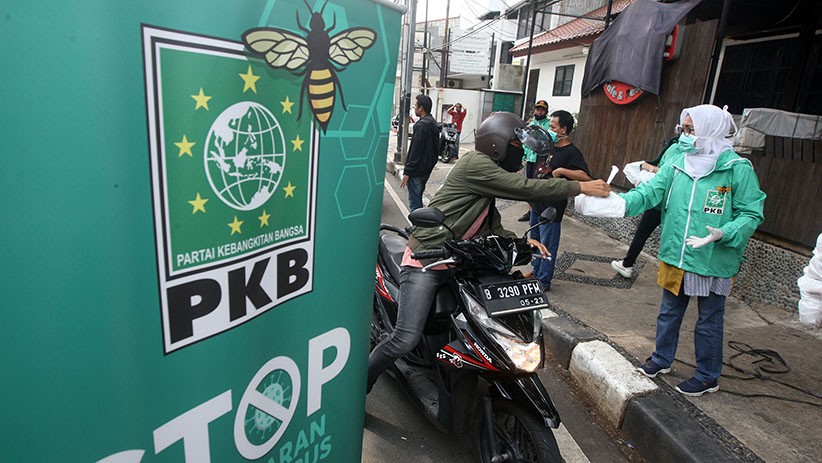PKB Bagikan Makanan dan Hand Sanitizer kepada Pengemudi Ojek Online - Bagian 1