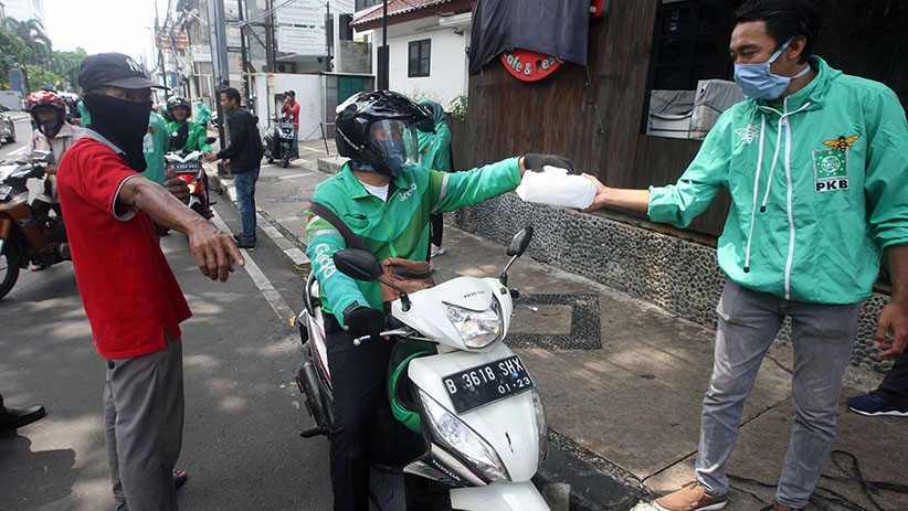 PKB Bagikan Makanan dan Hand Sanitizer kepada Pengemudi Ojek Online - Bagian 3
