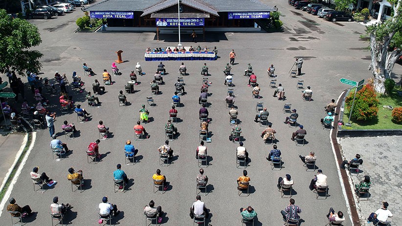Rapat Sambil Berjemur di Halaman Kantor Pemerintah Kota Tegal - Bagian 1