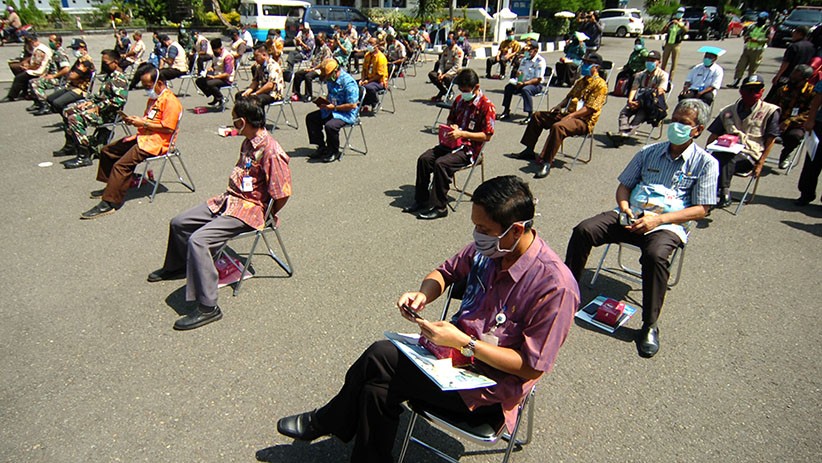 Rapat Sambil Berjemur di Halaman Kantor Pemerintah Kota Tegal - Bagian 3