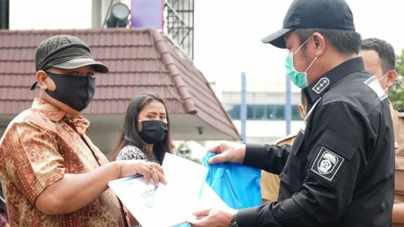 Salurkan Bantuan Sembako, Gubernur Sumsel: Pencegahan Corona Tak Hanya Berbentuk Rangkaian Kata