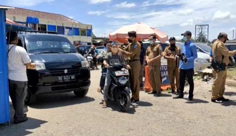 Para Kepala Desa se-Ogan Ilir Turun ke Jalan Bagikan Ribuan Masker kepada Warga