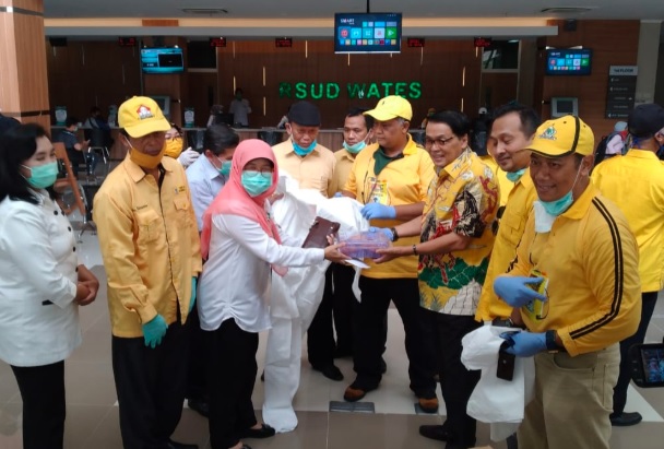 Golkar DIY Serahkan Bantuan APD dan Telur untuk Tenaga Medis di RSUD Wates