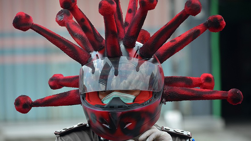 Cara Unik Polantas Sosialisasi Pemakaian Masker, Pakai Helm Virus Corona - Bagian 1