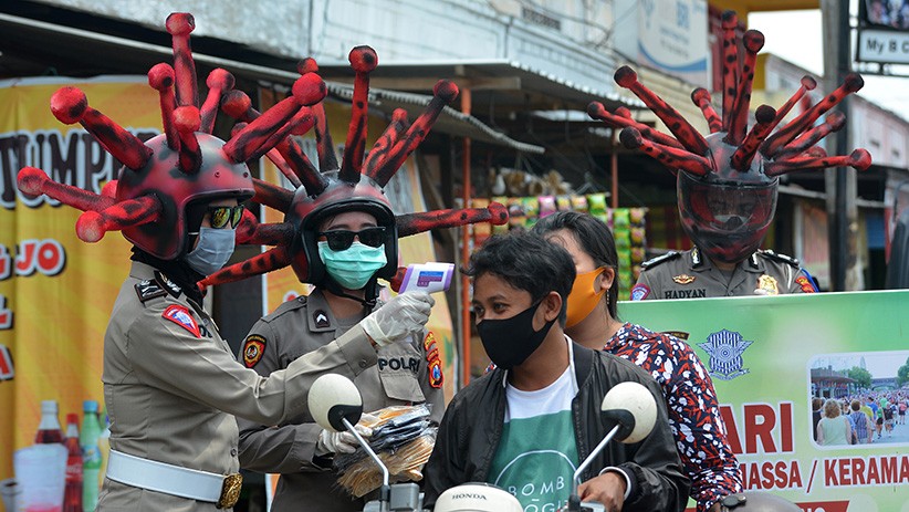 Cara Unik Polantas Sosialisasi Pemakaian Masker, Pakai Helm Virus Corona - Bagian 2