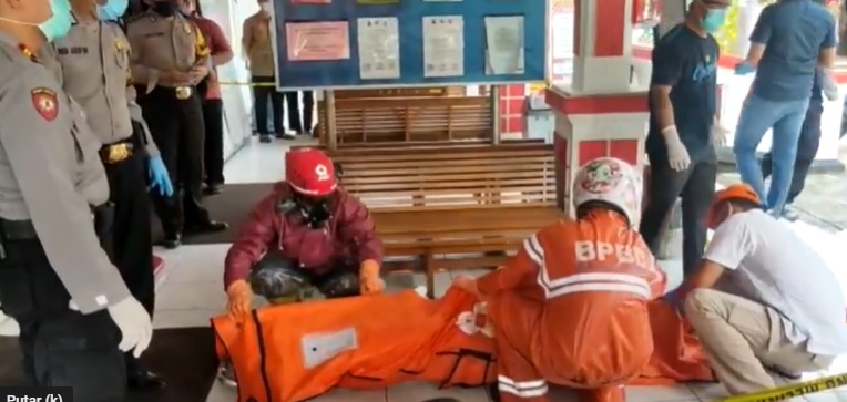 Pria Paruh Baya Tewas Terkapar di Samsat Sragen, Tim PMI Evakuasi dengan APD