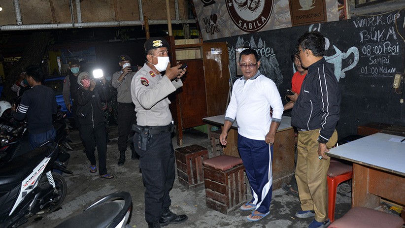 Patroli Malam, TNI-Polri Bubarkan Acara Pernikahan di Gowa - Bagian 2