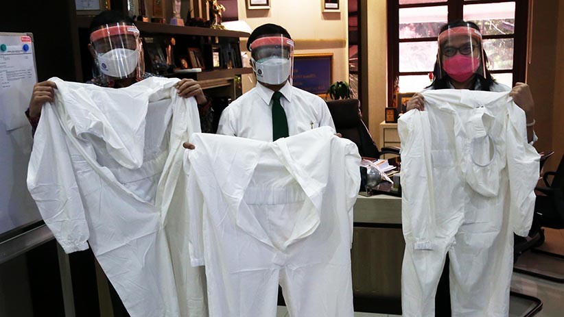 FK Unair Sumbang APD untuk Tenaga Medis RSUD Dr Soetomo Surabaya - Bagian 2