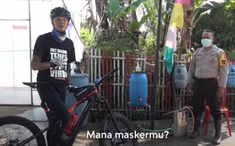 Ganjar Pranowo Tegur Warga yang Keluar Rumah Tanpa Masker