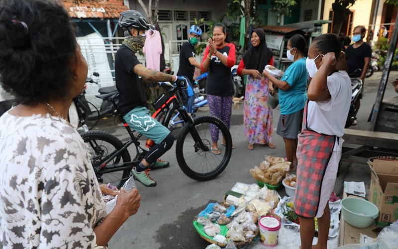 Keliling Pasar Bagikan Masker, Ganjar Pranowo: Jangan Nyinyir