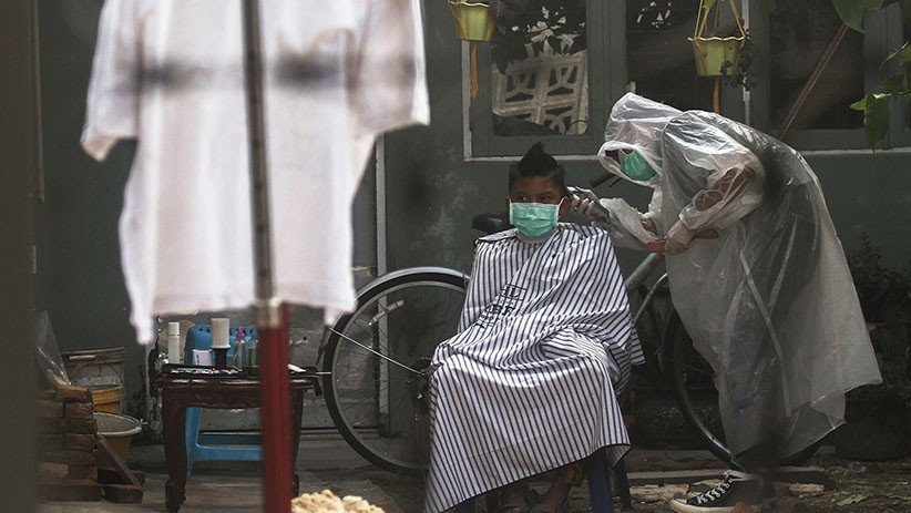 Pakai APD, Tukang Cukur Rambut Ini Terima Jasa Panggilan ke Rumah - Bagian 2