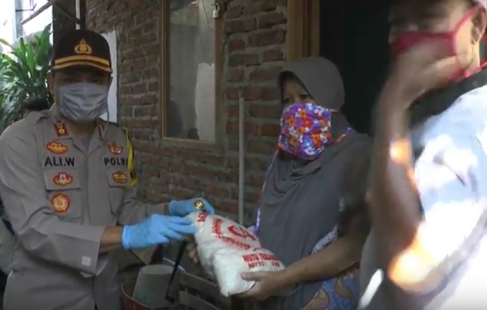 Polres Kendal Bagikan 360 Paket Sembako ke Warga Terdampak Corona