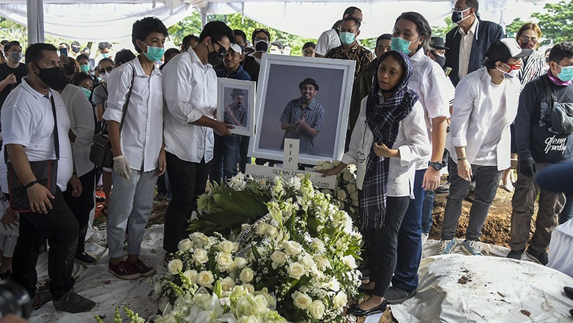 Momen Haru Pemakaman Glenn Fredly di TPU Tanah Kusir - Bagian 2