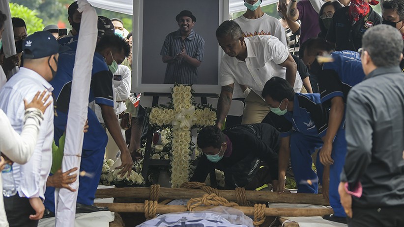 Momen Haru Pemakaman Glenn Fredly di TPU Tanah Kusir - Bagian 3