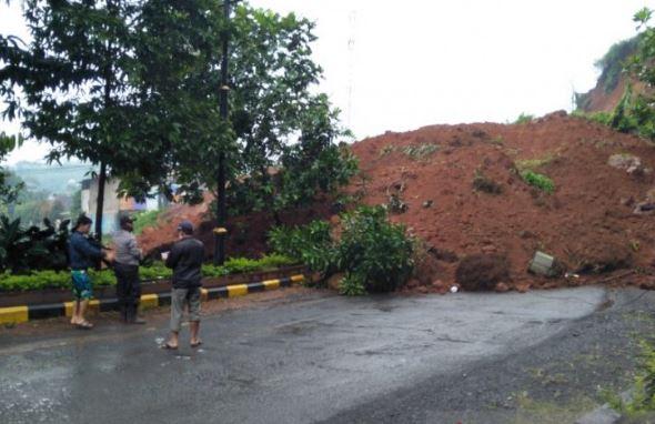 Longsor di Sukanagara Cianjur, 1 Motor Tertimbun