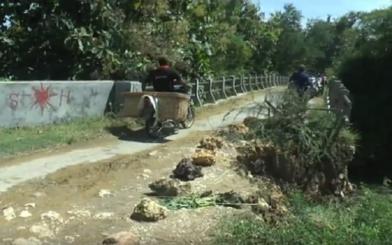 Hati-Hati Melintas, Tebing Jembatan Penghubung 4 Desa di Grobogan Longsor