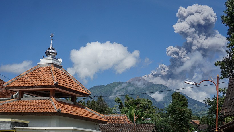 Gunung Merapi Erupsi, Luncurkan Abu Vulkanik Setinggi 3.000 Meter - Bagian 1