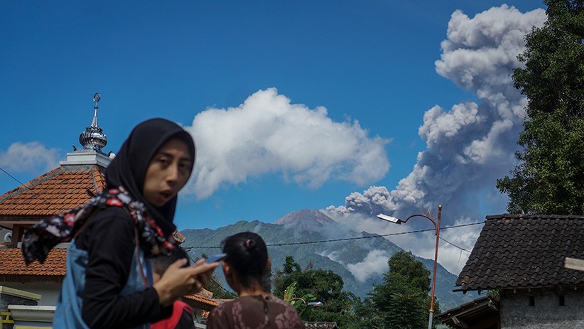 Gunung Merapi Erupsi, Luncurkan Abu Vulkanik Setinggi 3.000 Meter - Bagian 3