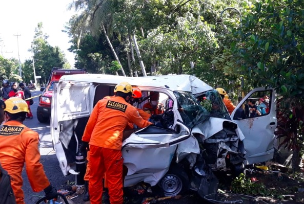 Minibus Gran Max Tabrak Pohon di Kulonprogo, Sopir dan Penumpang Kritis