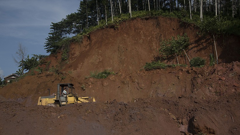 Tebing 30 Meter Longsor, Jalan Utama Menuju Cianjur Selatan Tertutup - Bagian 3