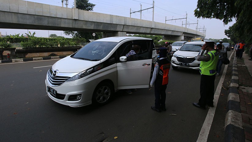 Pengawasan Pelaksanaan PSBB, Polisi Jaga Perbatasan Jakarta - Bagian 2