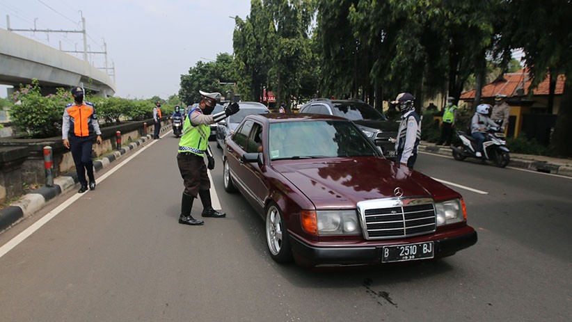 Pengawasan Pelaksanaan PSBB, Polisi Jaga Perbatasan Jakarta - Bagian 4