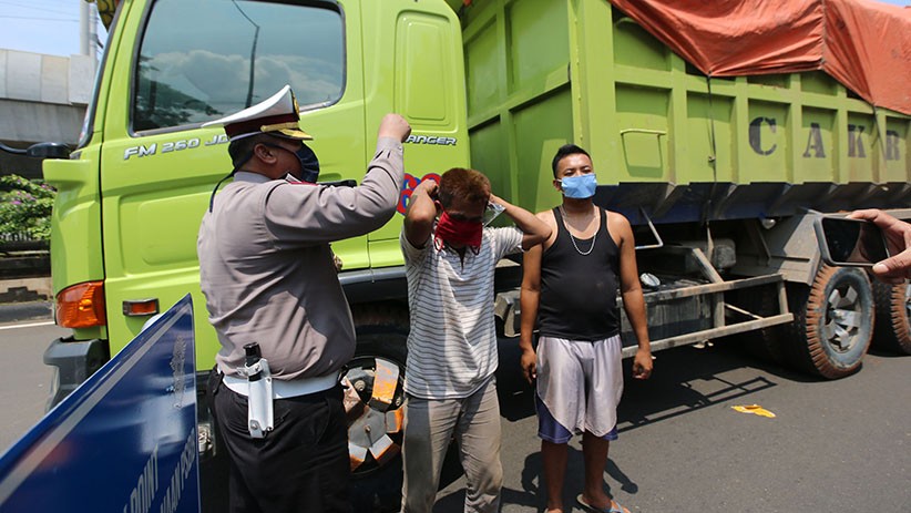 Pengawasan Pelaksanaan PSBB, Polisi Jaga Perbatasan Jakarta - Bagian 5