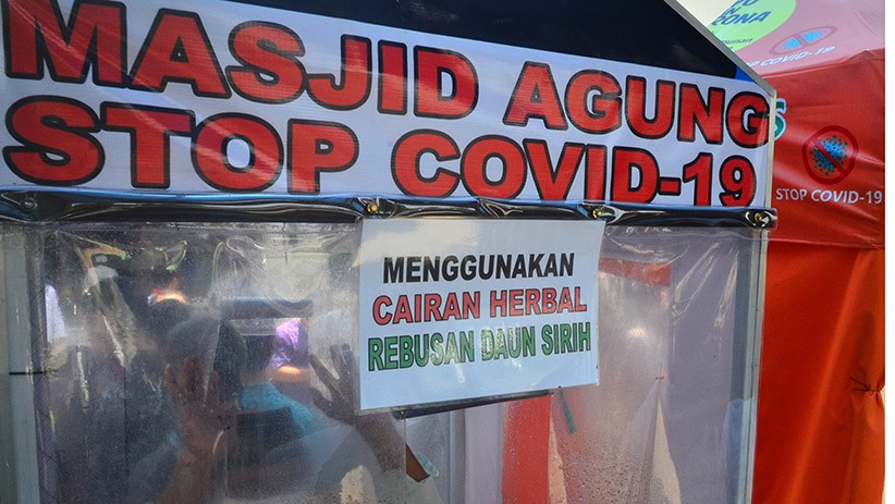 Jemaah Salat Jumat Disemprot Cairan Herbal sebelum Masuk Masjid di Kudus - Bagian 2