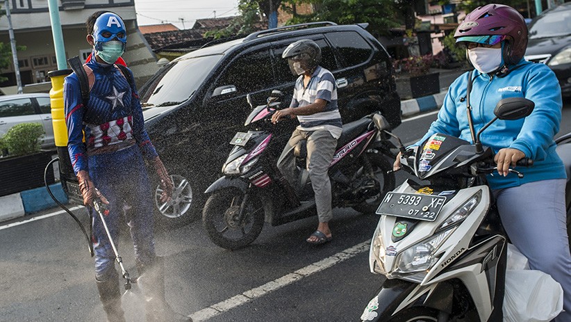 Aksi Superhero Semprot Disinfektan untuk Cegah Penyebaran Covid-19 - Bagian 3