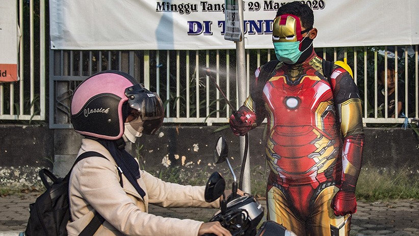 Aksi Superhero Semprot Disinfektan untuk Cegah Penyebaran Covid-19 - Bagian 2