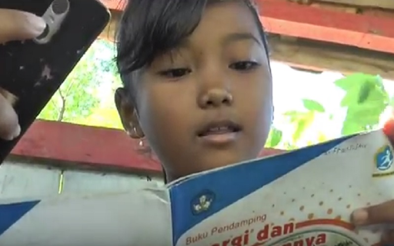 Salut! Siswa SD Ini Naik Bukit Cari Sinyal Demi Belajar Online