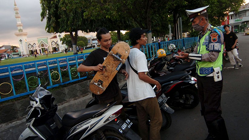 Cegah Penyebaran Covid-19, Polisi Bubarkan Kerumunan Warga di Alun-Alun Tegal - Bagian 2