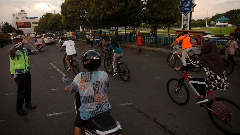 title PSBB Hari Keempat, Alun-Alun Tegal Dipadati Warga Berolahraga dan PKL PSBB Hari Keempat, Alun-Alun Tegal Dipadati Warga Berolahraga dan PKL