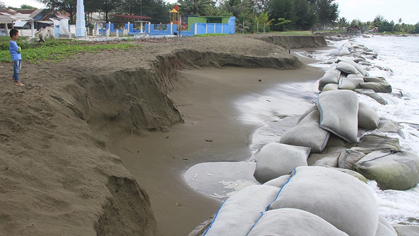 Gelombang Tinggi, Tanggul Pengaman Pantai Aceh Barat Sepanjang 1,3 Km Rusak - Bagian 2