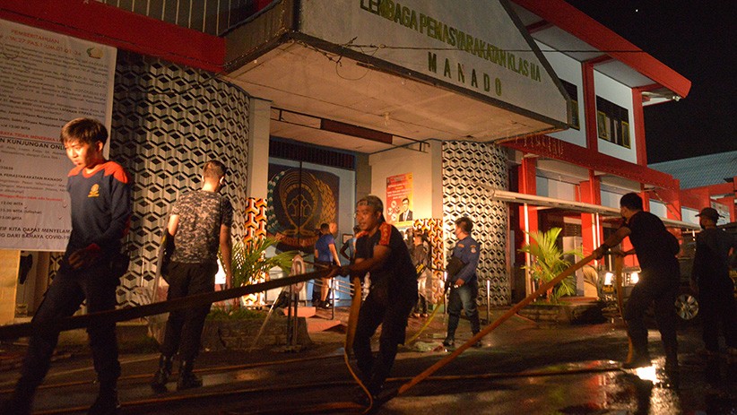 Foto Kerusuhan di Lapas Tuminiting Manado, Napi Narkoba Mengamuk Lawan Petugas - Bagian 4