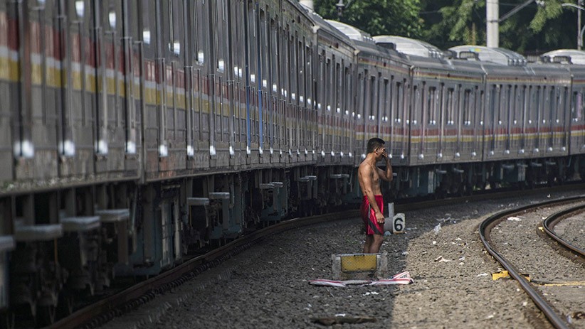 Jaga Imunitas Tubuh, Warga Jakarta Berjemur di Bantaran Rel Kereta Api - Bagian 1