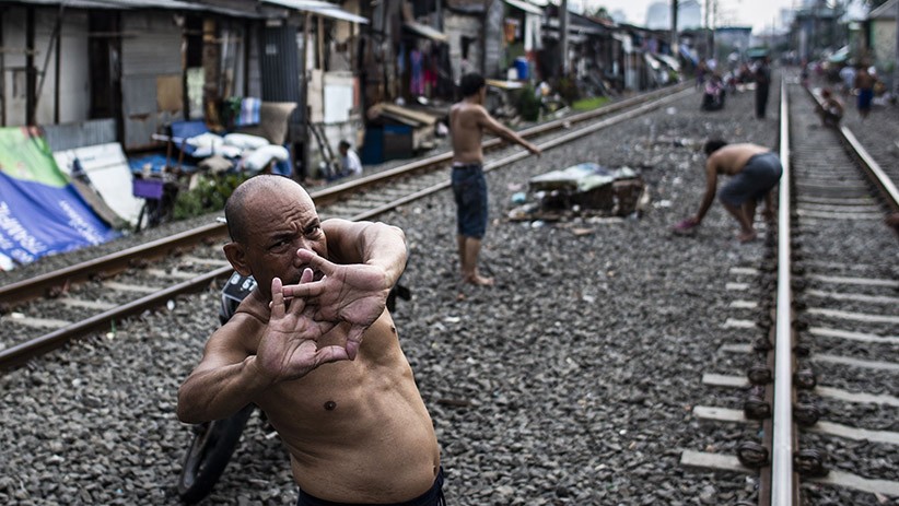 Jaga Imunitas Tubuh, Warga Jakarta Berjemur di Bantaran Rel Kereta Api - Bagian 2