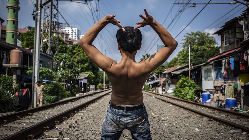 Jaga Imunitas Tubuh, Warga Jakarta Berjemur di Bantaran Rel Kereta Api - Bagian 3