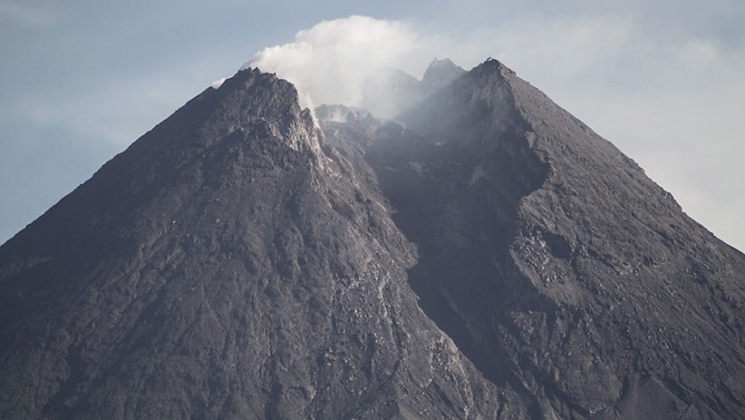 Gunung Merapi Keluarkan Guguran Disertai Gempa dan Suara Gemuruh