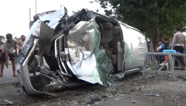 Mobil Perwira TNI Kodam Diponegoro Ditabrak Truk Boks di Jombang, 2 Luka-Luka