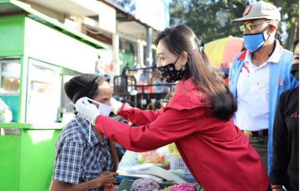 Istri Bupati Gianyar Bagi-Bagi Masker di Pasar demi Cegah Corona