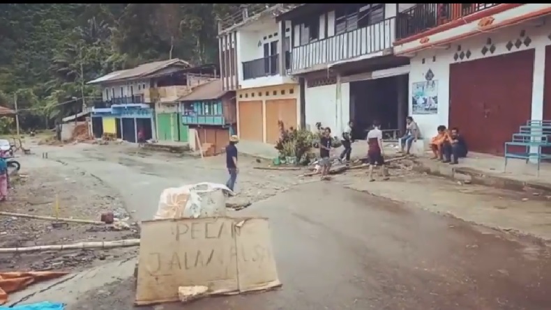 title Tanah Ambles di Jalan Poros Palolo - Toraja, Puluhan Warga Mengungsi Tanah Ambles di Jalan Poros Palolo - Toraja, Puluhan Warga Mengungsi