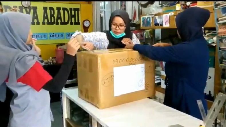 Pesan Masker dari Facebook, Relawan Covid-19 di Palembang Ini Malah Dikirimi Batu Bata