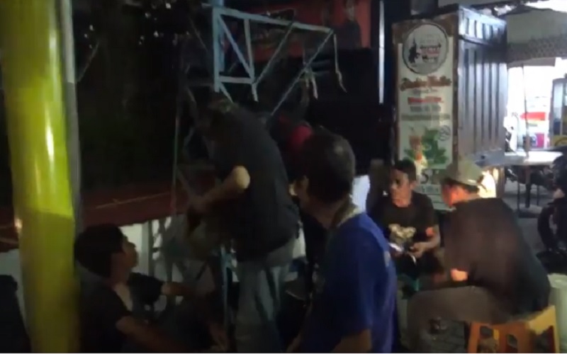 Diimbau di Rumah Saja, Kakek-Kakek di Makassar Asyik Pesta Miras di Tempat Umum