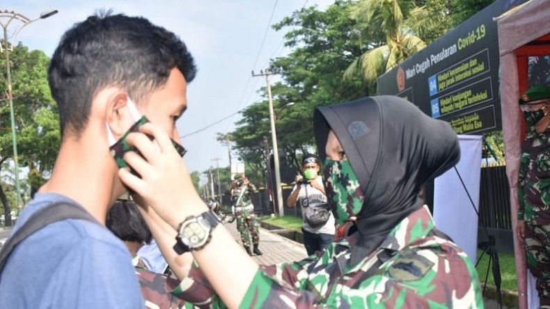 Prajurit TNI Bagikan Masker ke Penarik Bentor dan Tukang Parkir di Medan