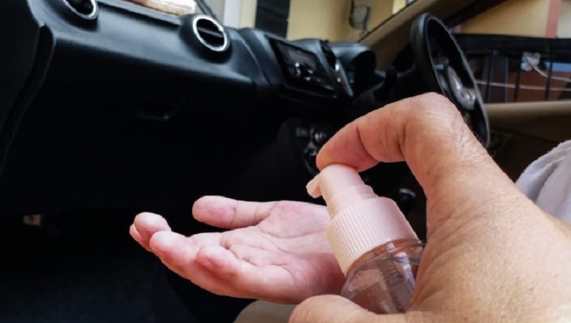 Bahaya Memakai Hand Sanitizer dalam Mobil